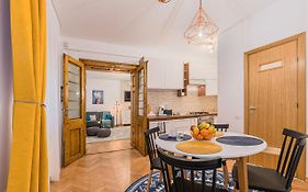 Garden Hideout - Central Apartment